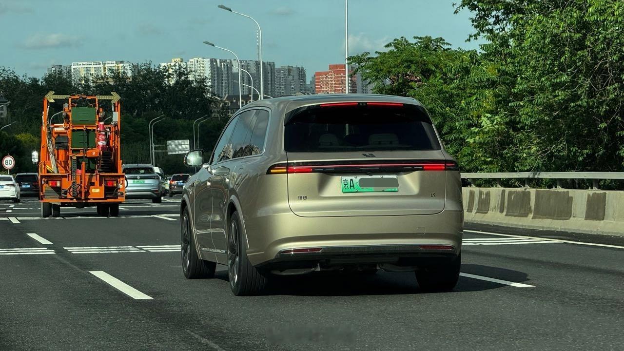 在路上拍到的活的全新理想L9。这么快就见到活的了，而且还不是临牌，直接上了牌了。