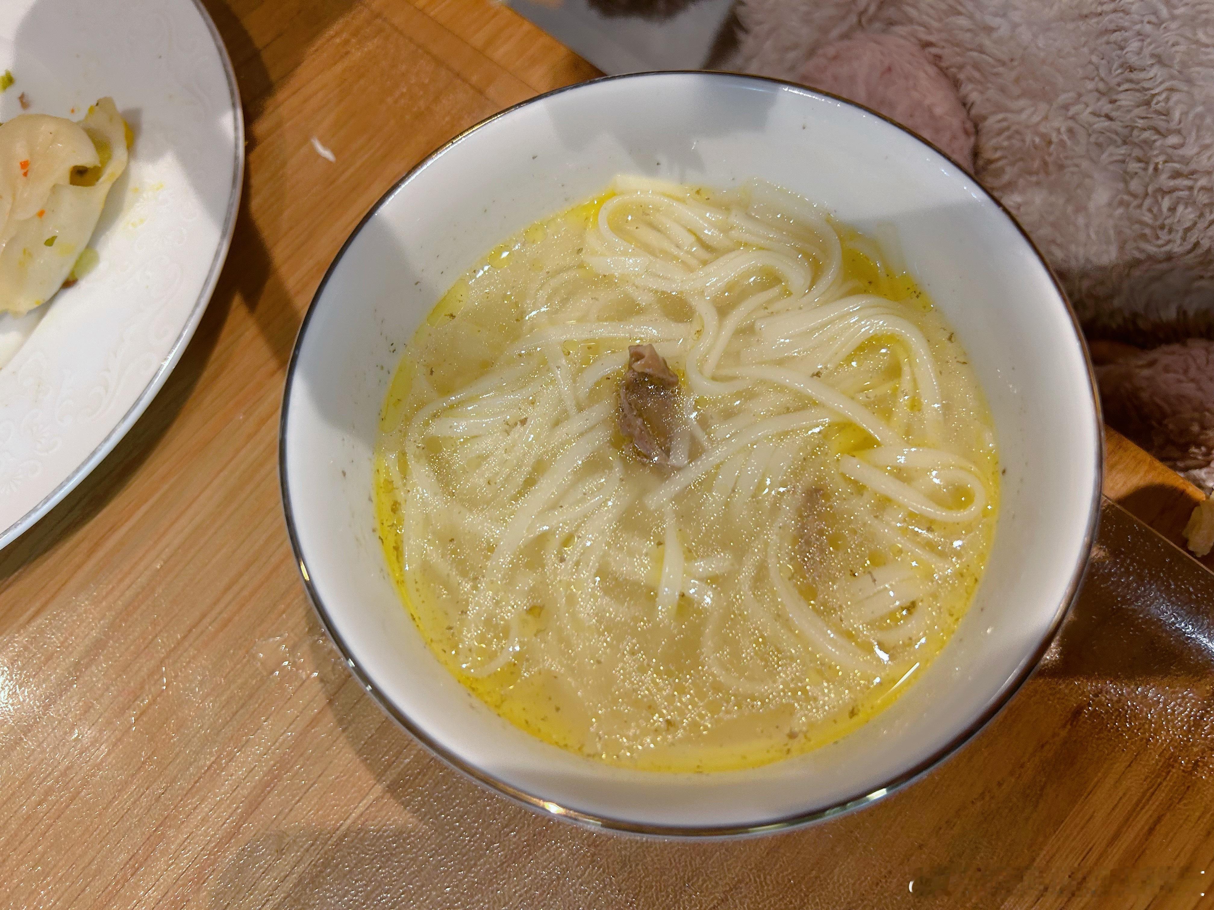 晚餐：鸡汤面，婆婆拿来的鸡还有一只，马上要吃完了，土鸡鸡汤太有营养了。早上搞卫生