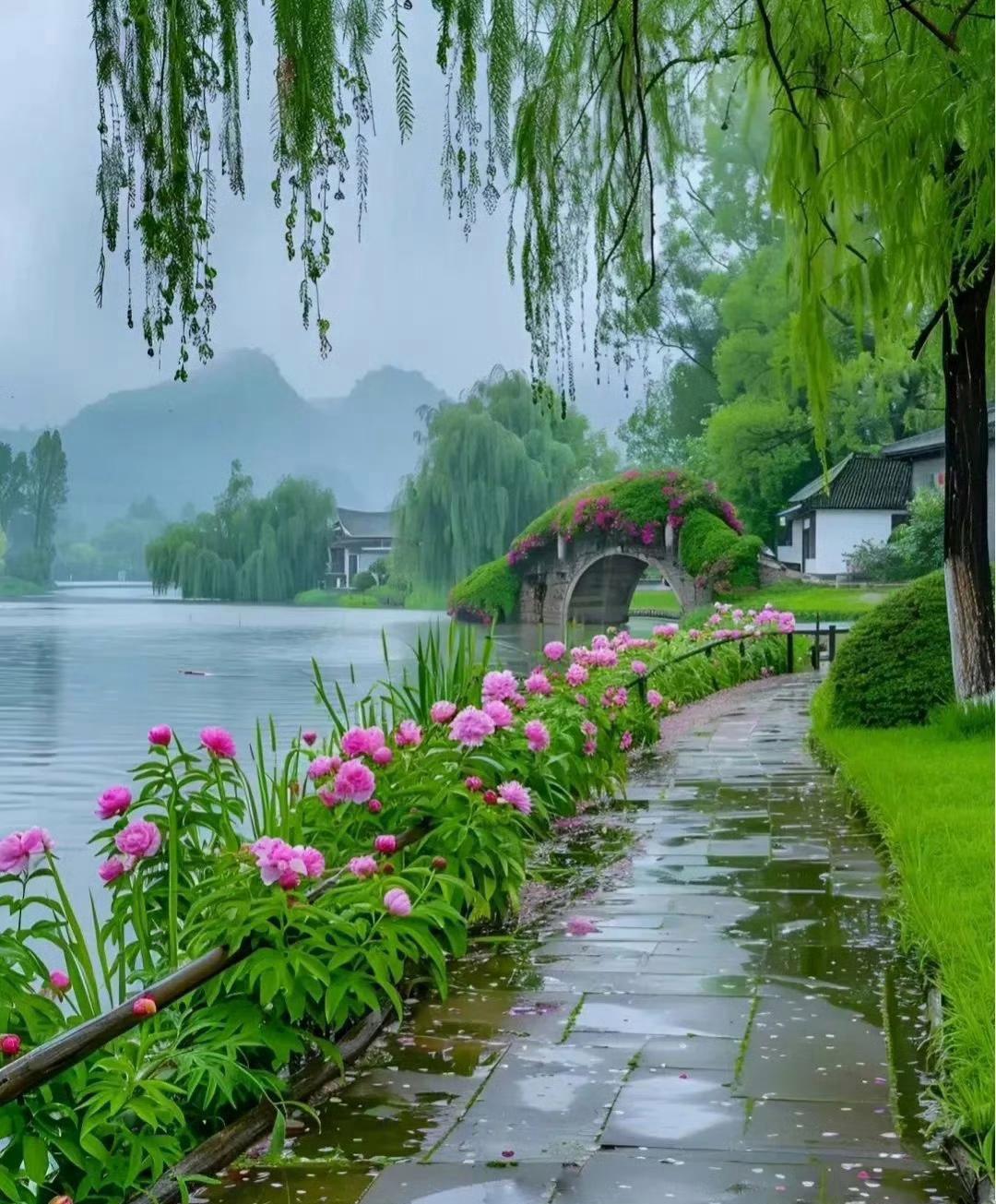 上联：雪落北国一片白，
下联：雨洒南疆万点青。