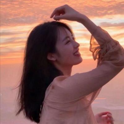 以前，对着喜欢的人能写出几十首情诗，你侬我侬特煞情多，给他看，虽然矫情，却乐在其