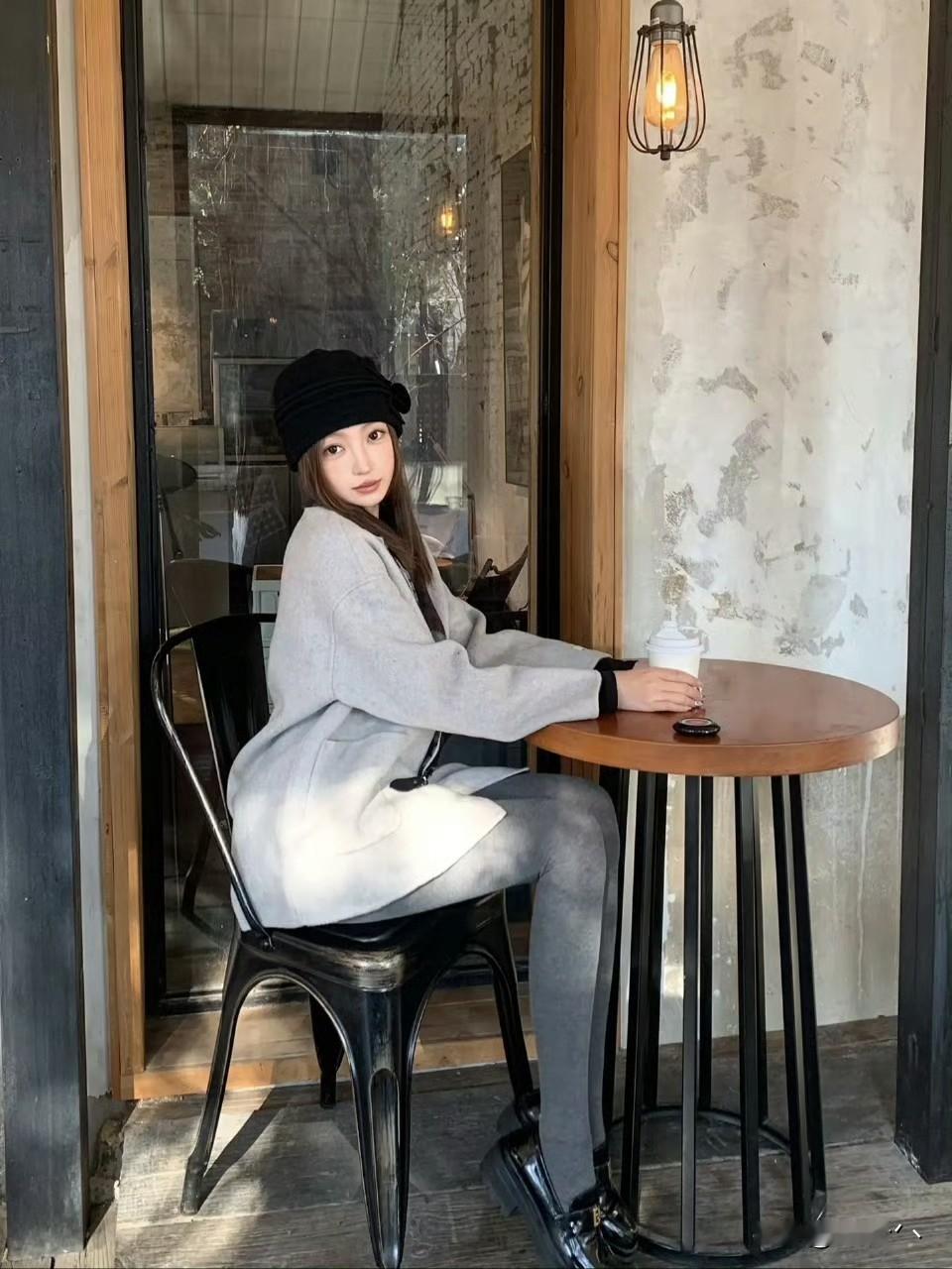 冬日松弛感穿搭拿捏✨
浅灰色牛角扣大衣自带温柔滤镜，格纹翻领撞色添了点复古小心机