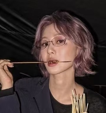 待会儿染个老奶奶头 晚上去吃烤串😋 
