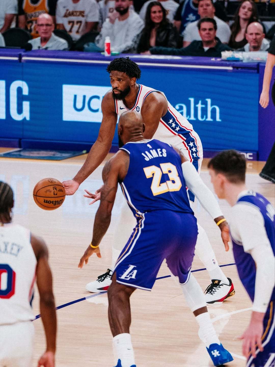 末节崩盘！全场比赛结束：76人队客场115-119不敌湖人队，球队五连胜遭终结！