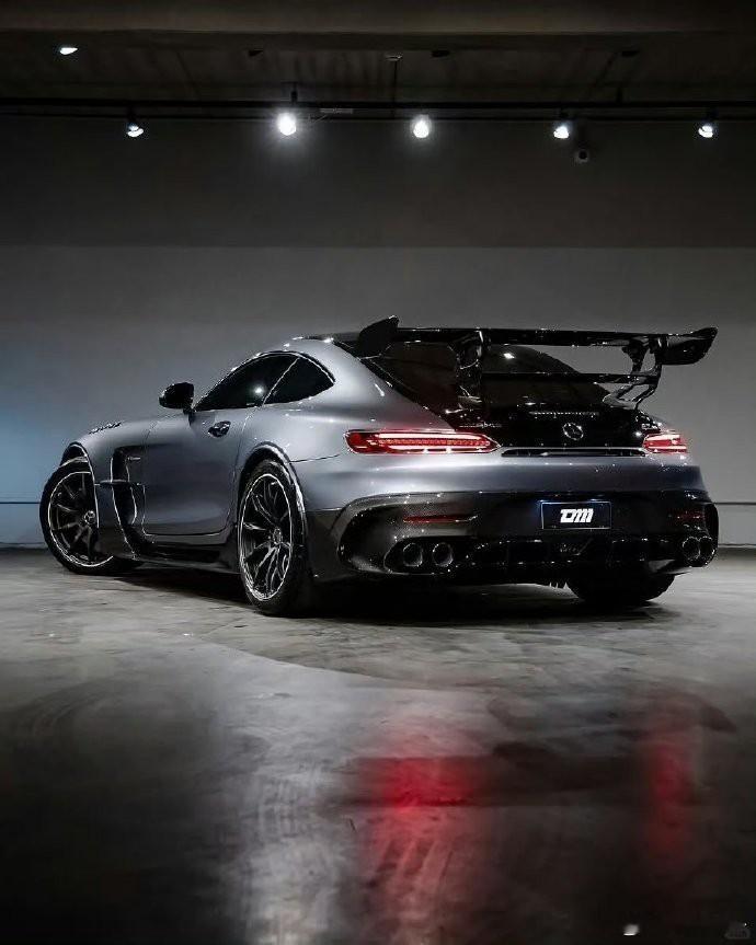 AMG GT Blackseries，以优雅之名，展现非凡力量。每一寸肌肉都在诉