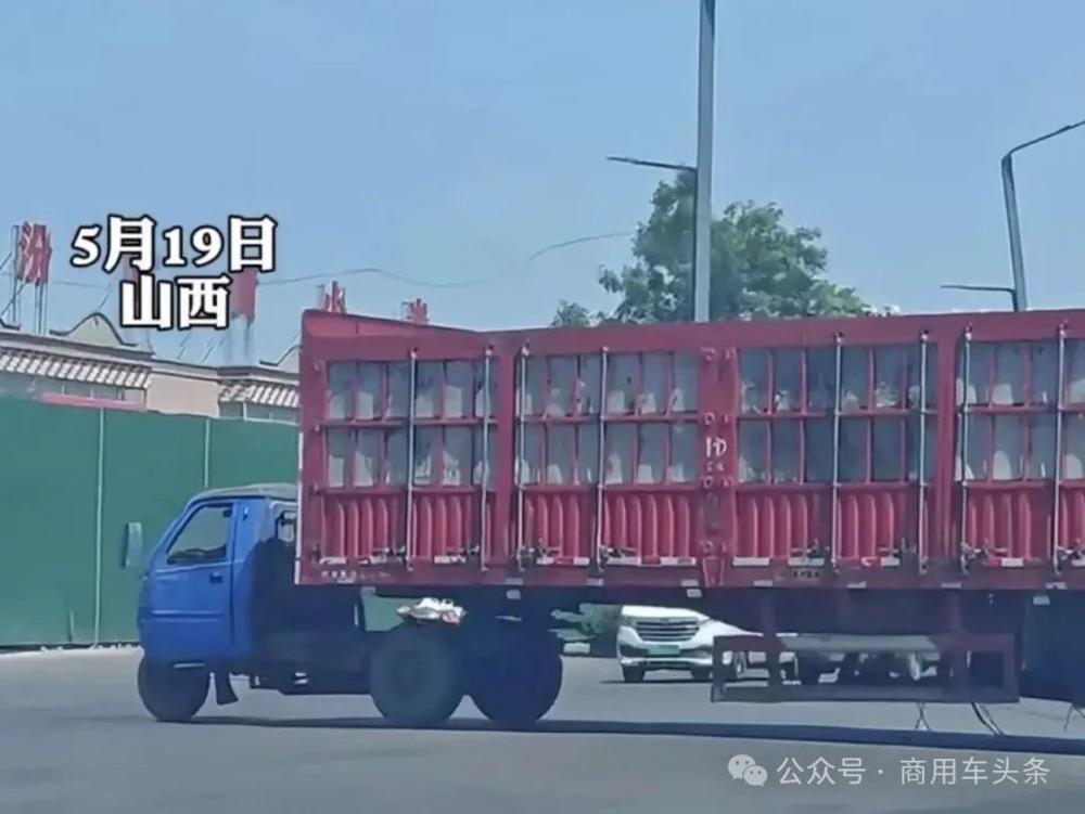 最野半挂惊现山西？三轮拖半挂上路

近日，山西街头惊现货运界“鬼火少年”，三轮竟