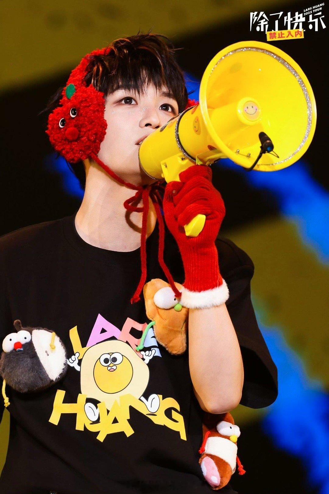 黄子弘凡回复粉丝找不到弘凡怎么办哈哈哈哈哈哈又给这小机灵接上梗了！粉丝问如果下辈