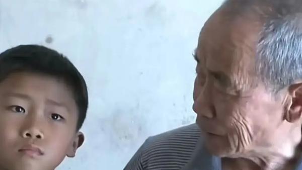 近日，据媒体报道，河南周口一名9岁男孩的遭遇令人动容。男孩的父亲因病离世，母亲随