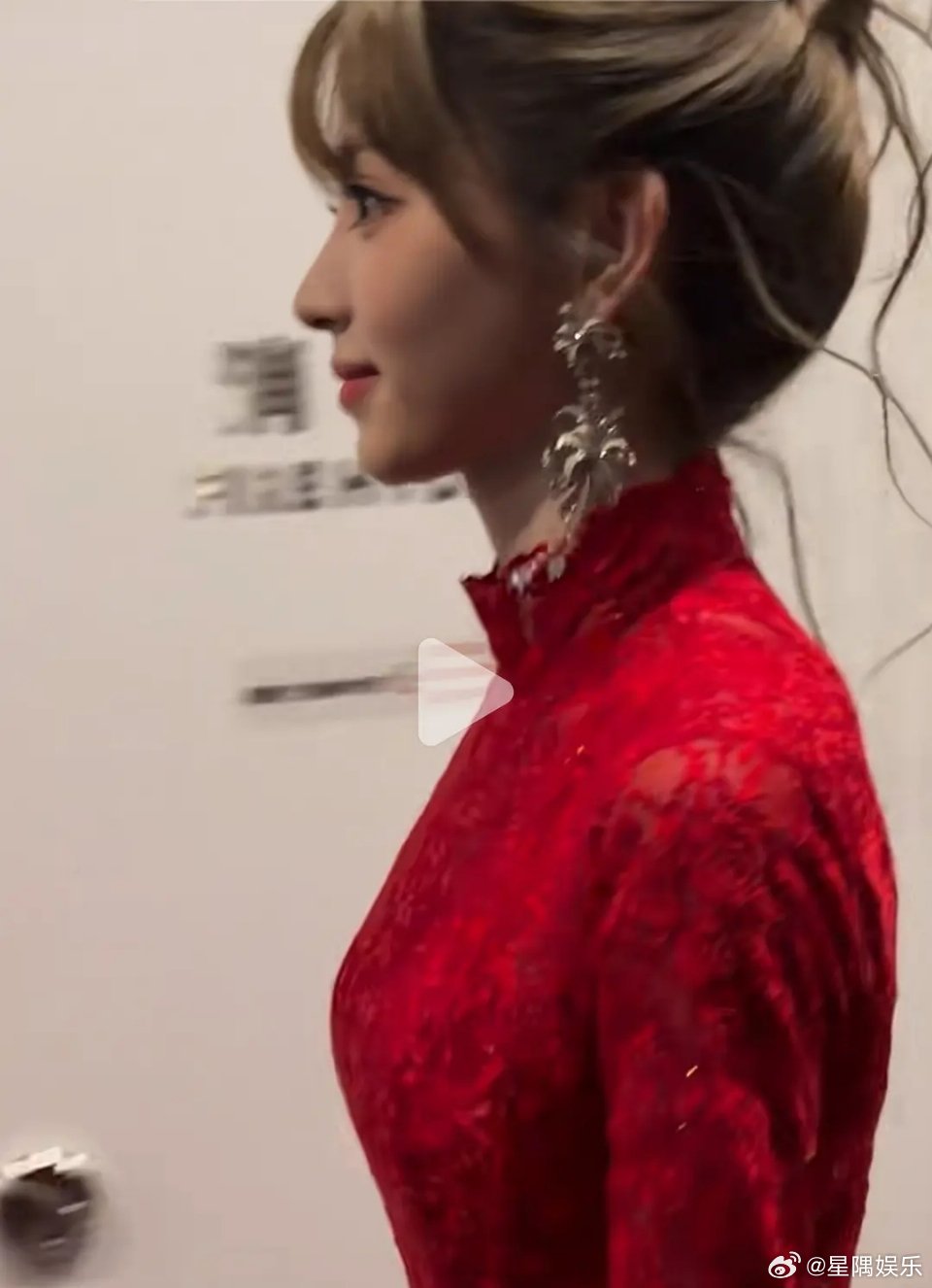 田曦薇剧宣有必要穿的这么喜庆吗[允悲] ​​​