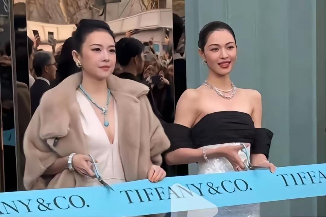 emm……，反正我认不出这是章子怡[思考]。钟楚曦倒是一眼看得出来她是她。