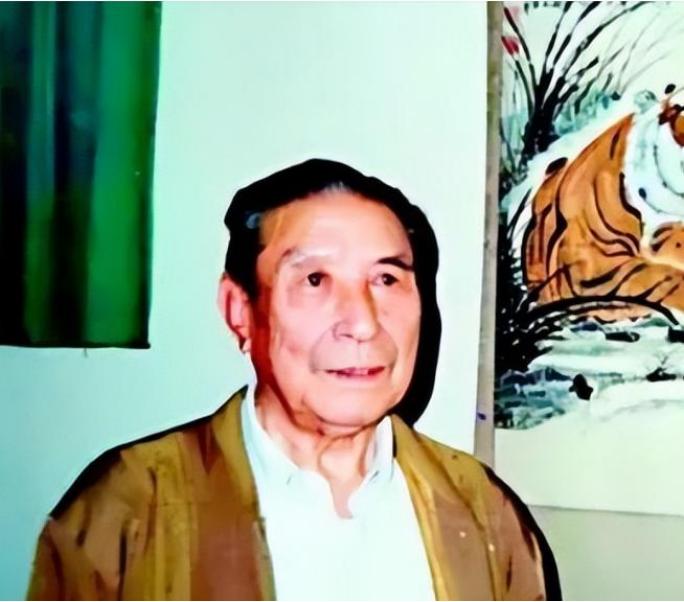 1939年，一地主将300名八路军接到家中休养，谁料八路军还没待一会，1200名