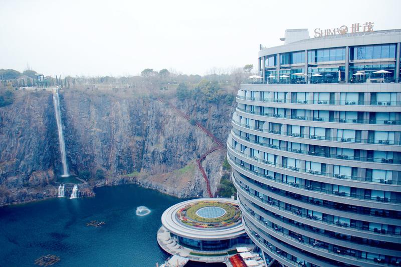 花2000多元入住网红五星级酒店，却一大早被隔壁阳台上的直播吵醒！此次直播系酒店