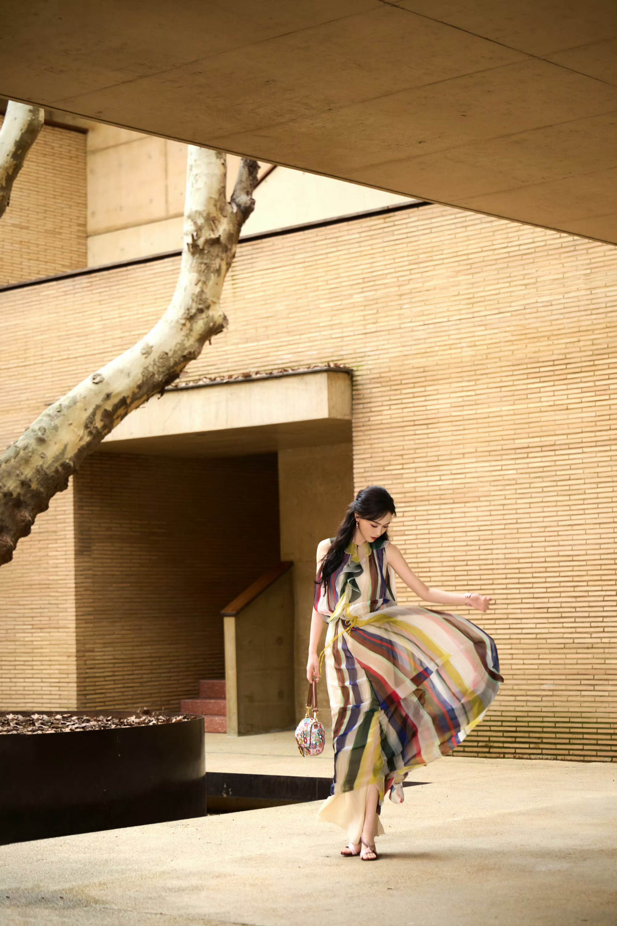 唐嫣 in Fendi 📷🌈 景德镇活动造型图，彩色条纹长裙搭配微卷长发，温