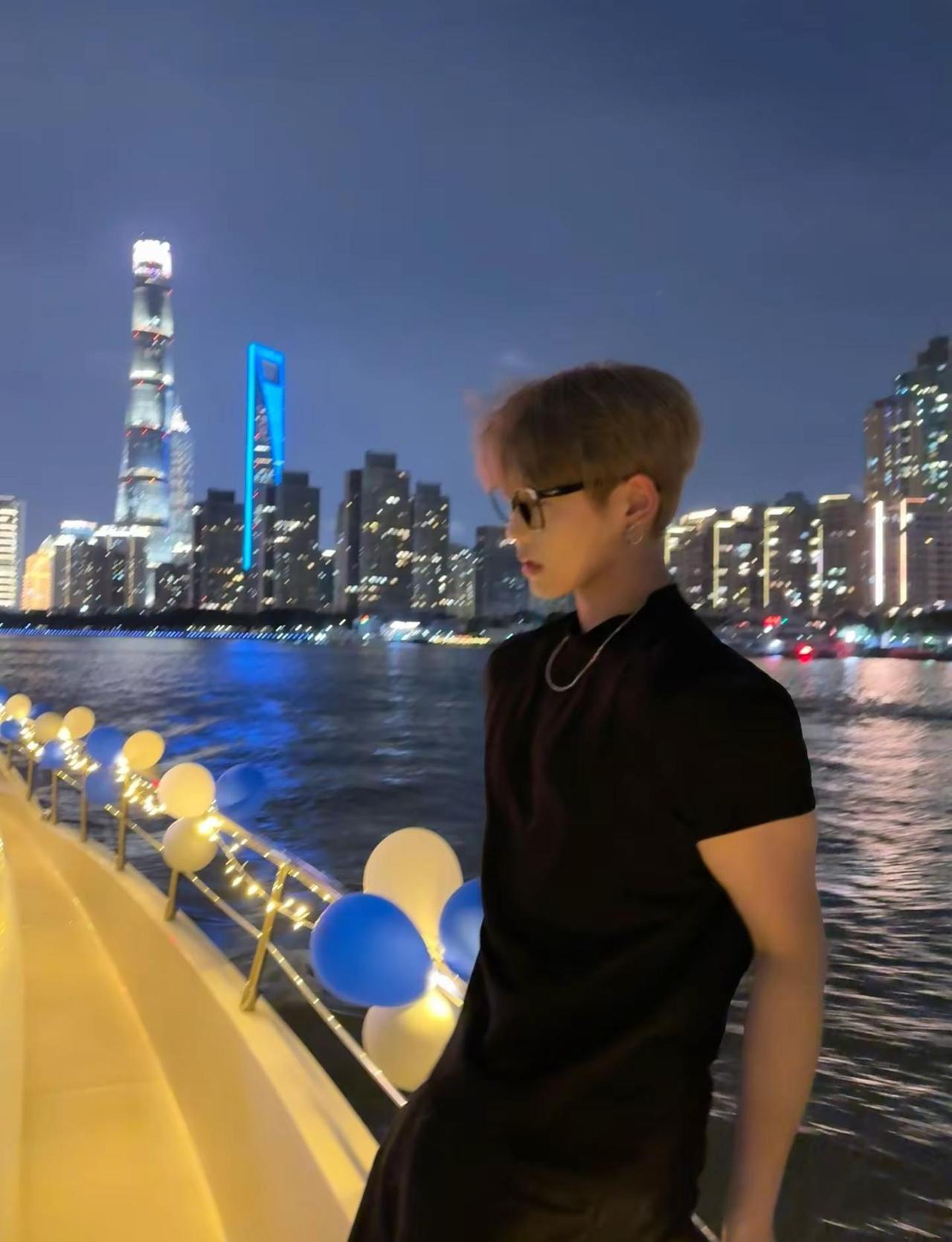 你俩秀恩爱的作品我看了 也不是不好看 就是丑 知道吗 又土又丑 你俩是从山里换进