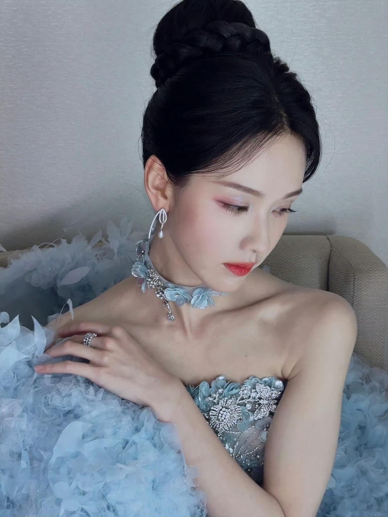 陈都灵裙子上开了数不清的花儿  陈都灵的时尚感真的是无法复制，她这身繁花开叉裙和