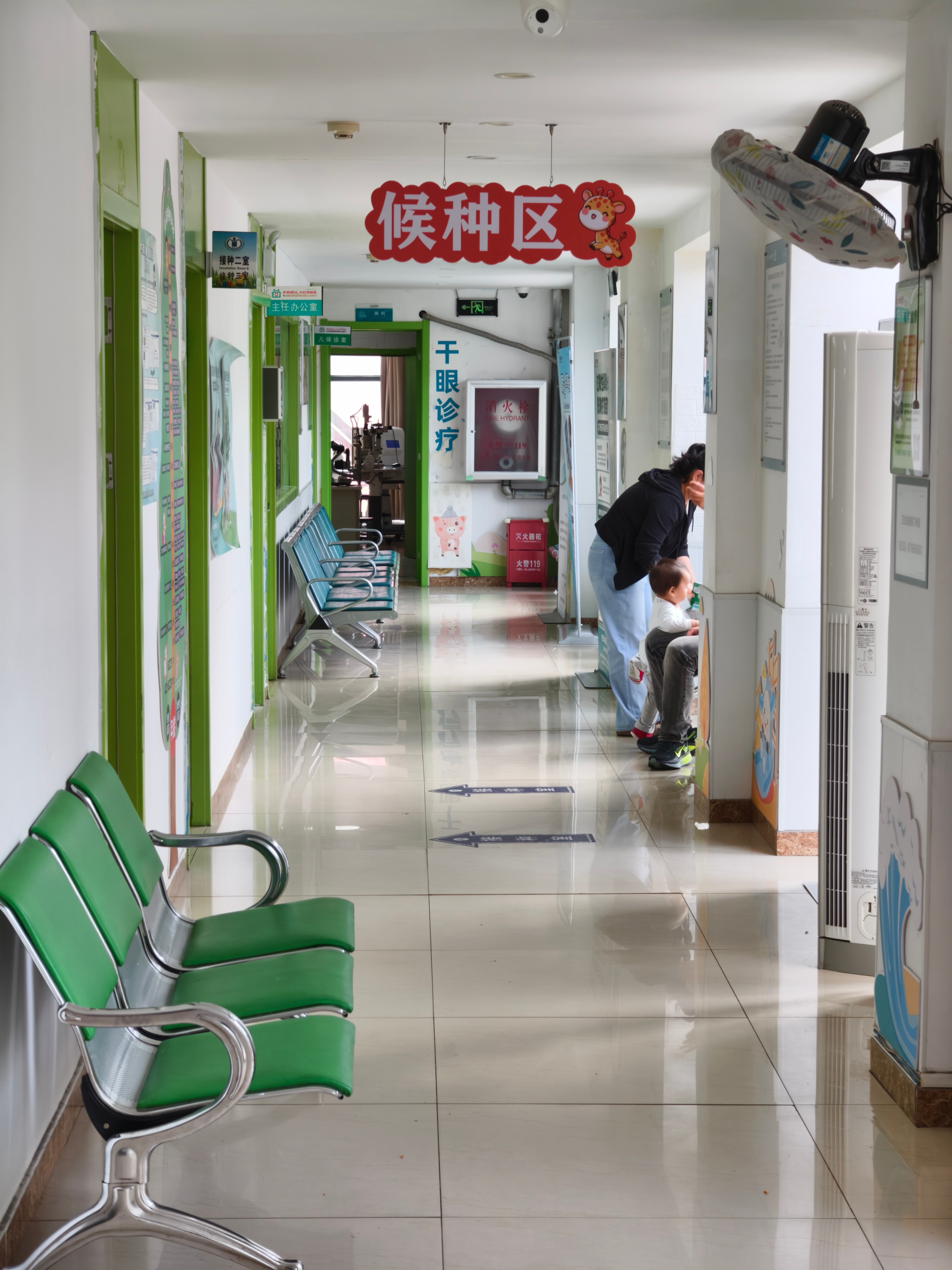 来社区医院，给娃打疫苗。真热闹啊，全程听着哇哇的没断，此起彼伏。话说，你们给孩子