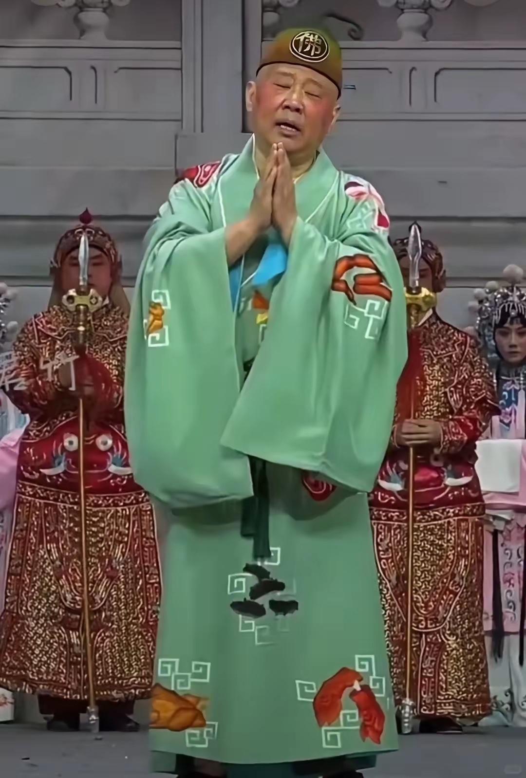 老郭这打扮，妥妥的矮穷挫，那引起争议的唱词唱腔，也实在听不下去，到底谁在欣赏这种
