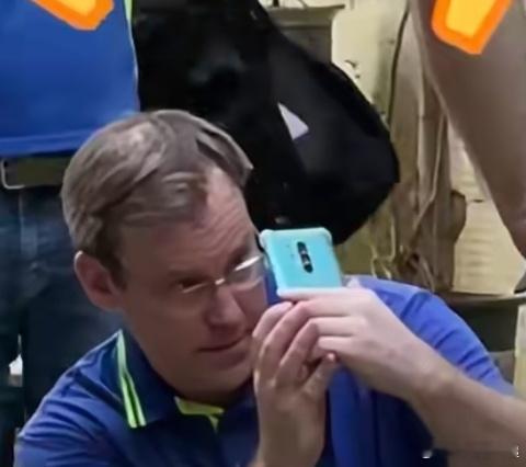 有没有眼神好的来瞅瞅，看这手机是不是一加8 Pro呢？