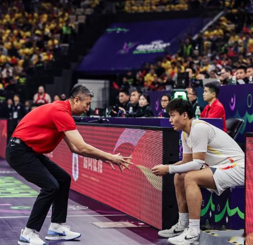 亚洲杯“遮羞布”被扯下，男篮连败暴露真实差距！中国男篮在世界杯预选赛中再遭重击，