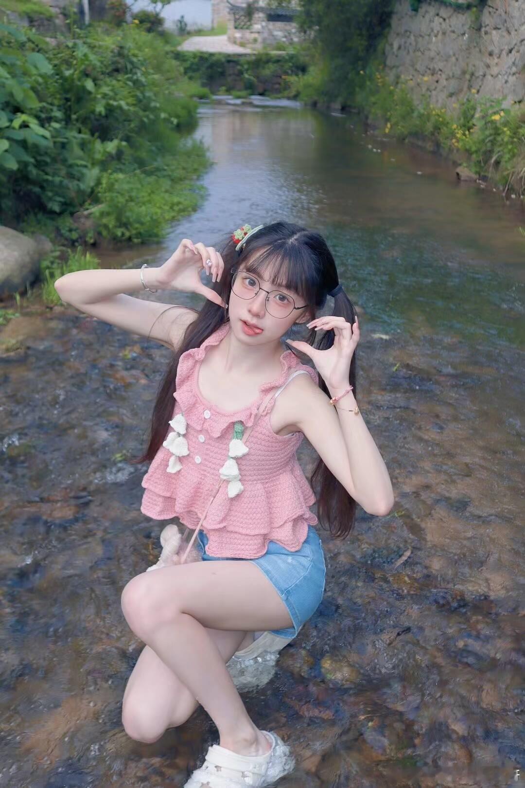周末的清晨，粉色少女的山间戏水～ ​​​