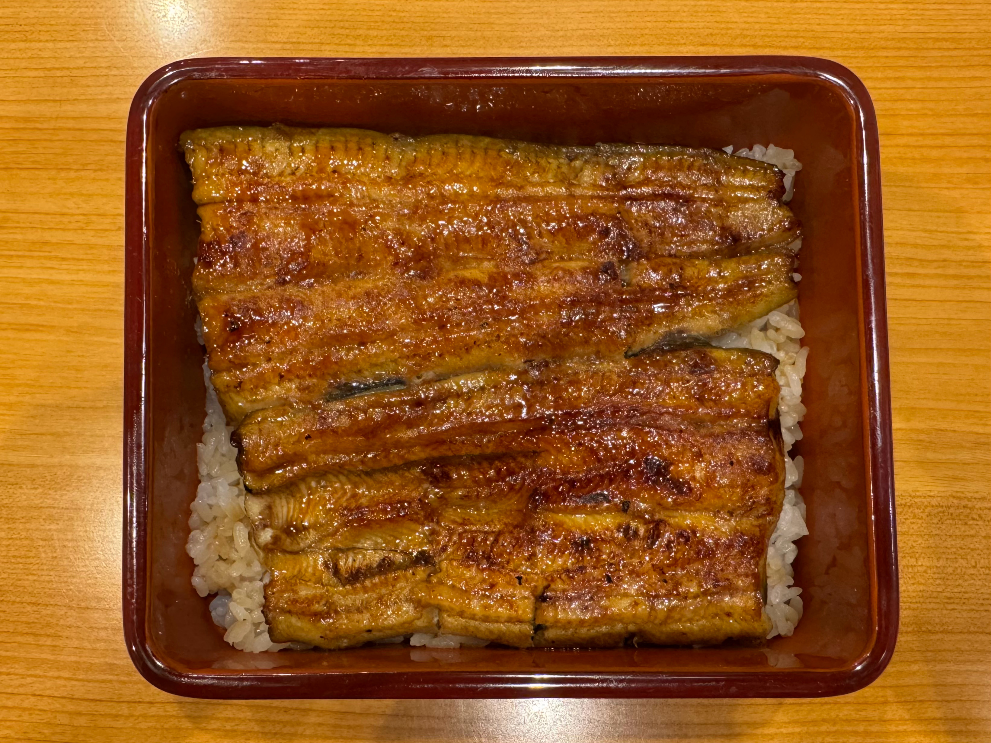 这家鳗鱼饭的招牌是活杀鳗鱼，所以特别慢，等半小时才会上餐。鳗鱼果然是前所未有的细