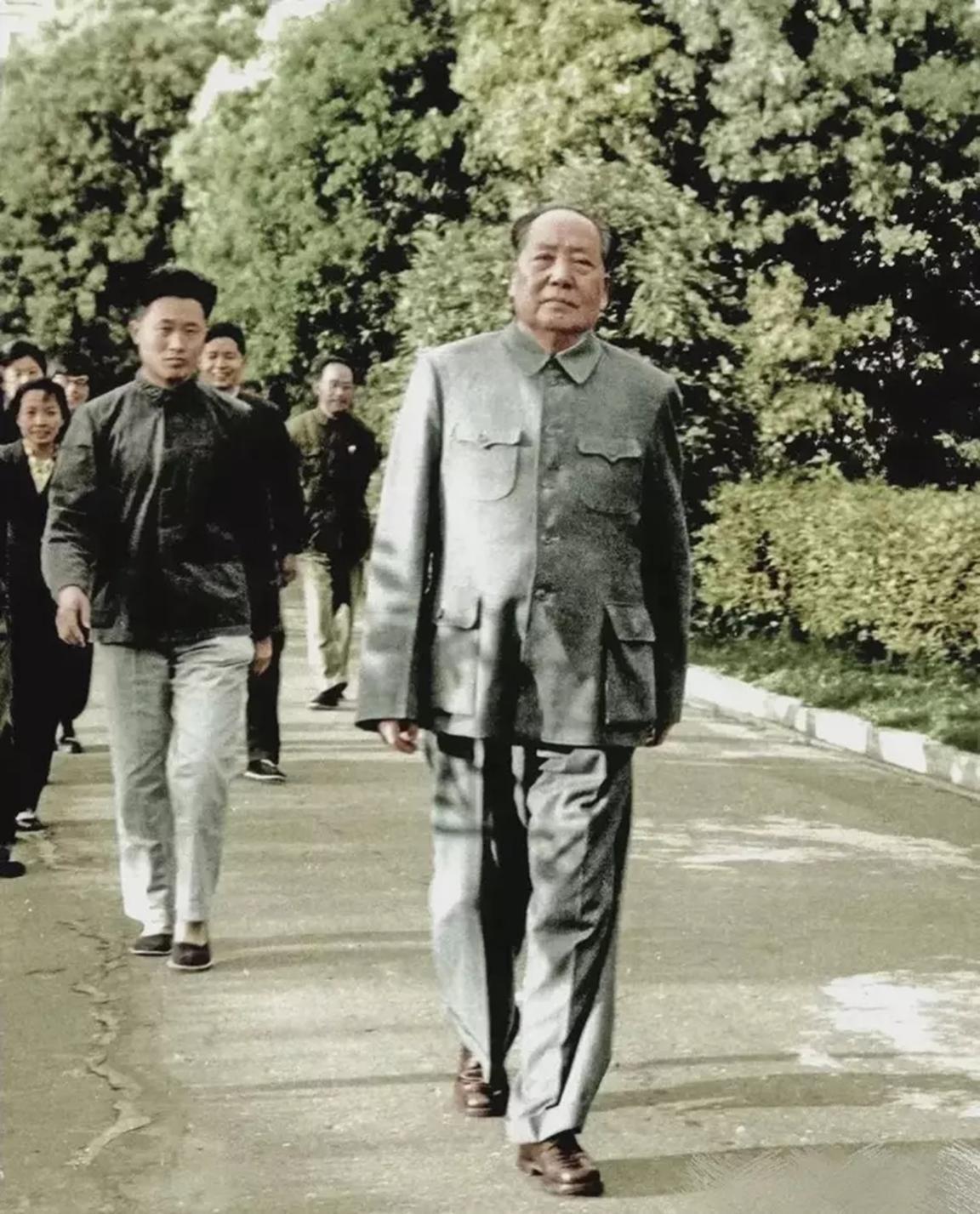 1965年毛主席在武汉的照片，抬头挺胸，步伐豪迈，不愧为开国领袖
【1965年4