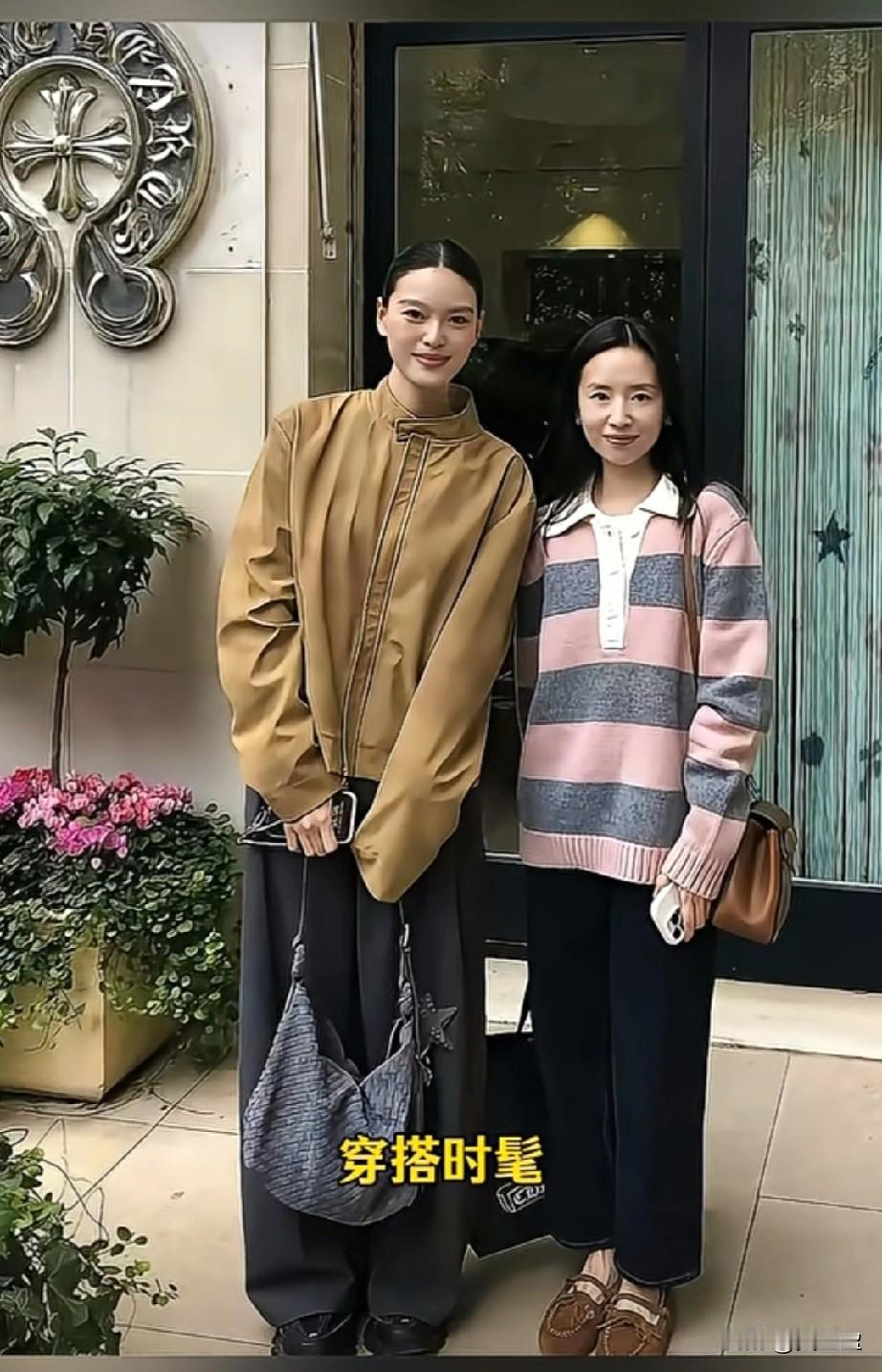 有没有觉得个子小，人瘦就有优势，45岁董洁像小女孩一样
董洁在法国巴黎游玩的照片