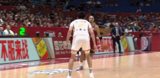 请问这两球，为什么一个是违体，一个是普通犯规？区别在哪里？ 浙江男篮vs深圳男篮