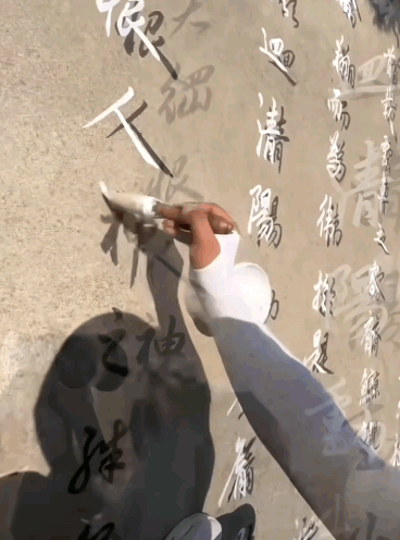 “终于火到央视了！”河南周口，一名男子大热天在家闲的没事干，他不去上班，也不待在
