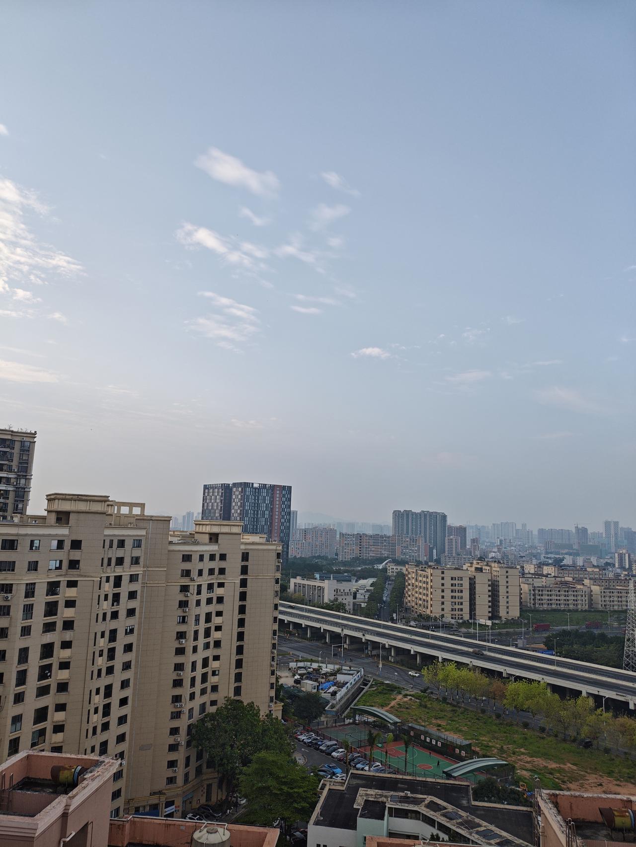 发张你手机里最美的夕阳照可以吗阴天的夕阳，淡淡的也很美，很有意境的