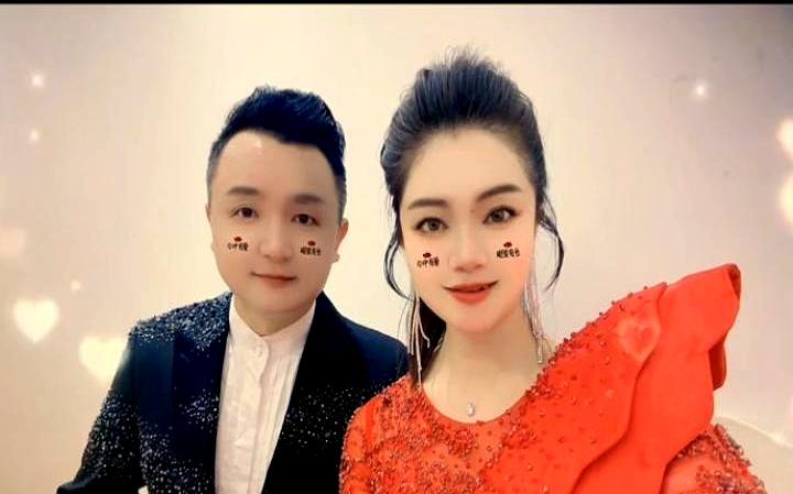 九哥和小虎牙在南京的演出刚落幕，先给他们点个赞。
舞台上二人靠着真功底和默契，把