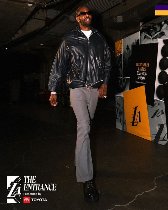 湖人球员抵达球馆。湖人七连胜洛杉矶湖人