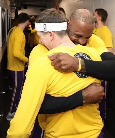 有球迷说湖人今年夏天可以释放出空间，留着签约顶薪球员，我看了一下目前的合同，今年