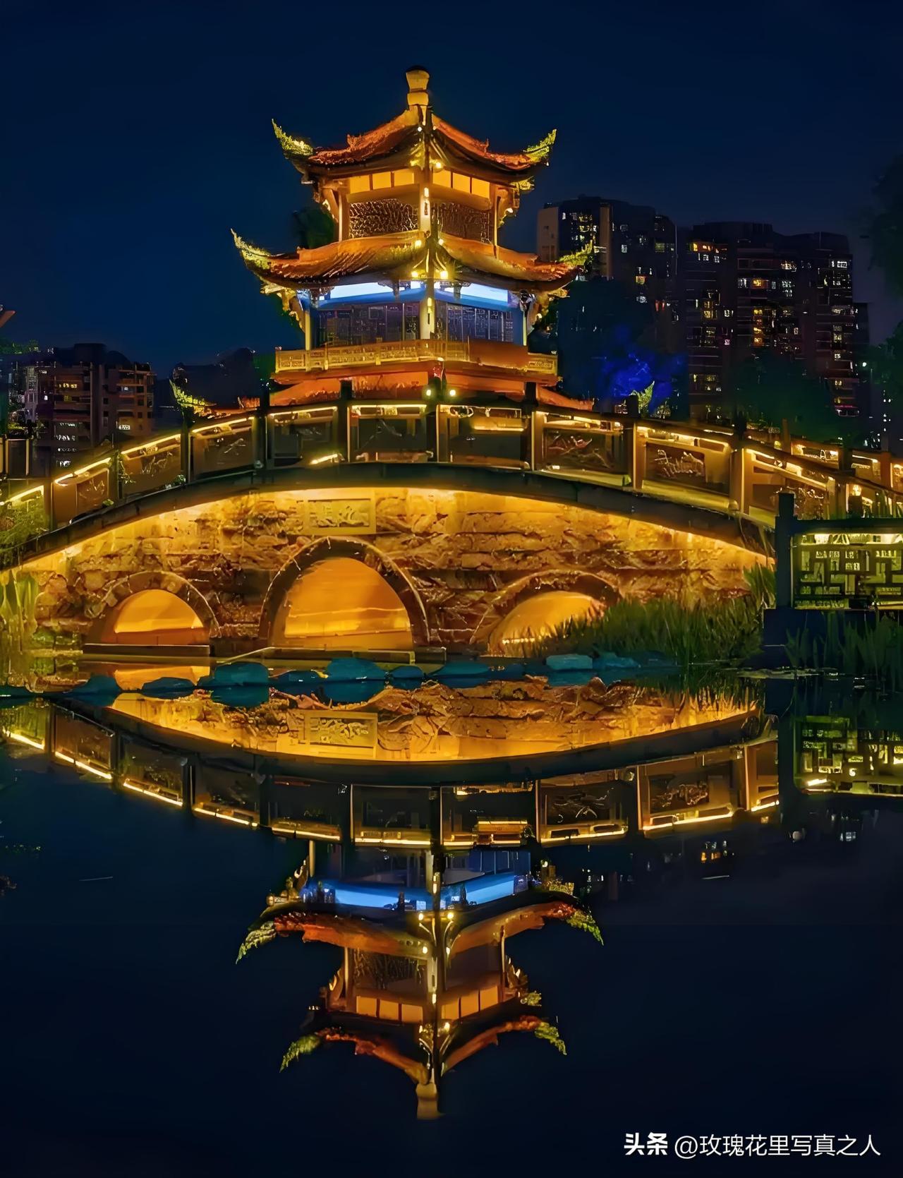 美丽的夜景图谁有，分享一下吧水中塔桥