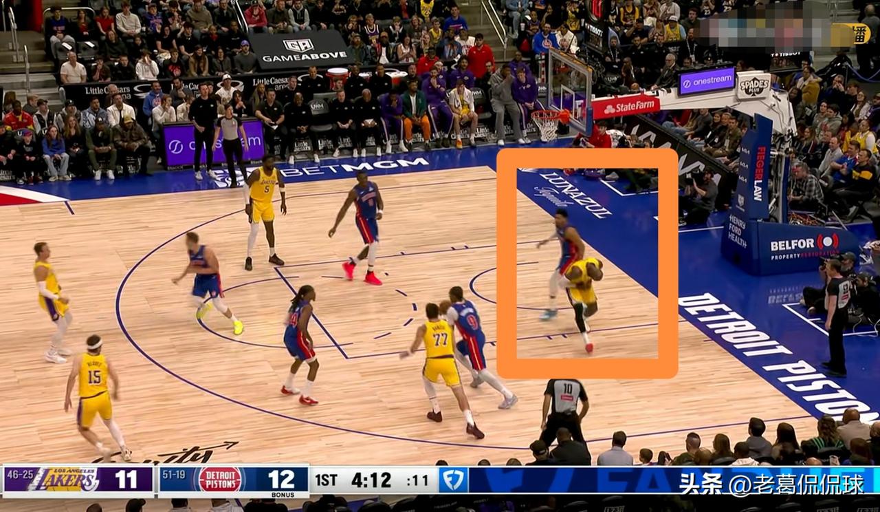 湖人老将詹姆斯真是太让人心疼了！在今天湖人客场挑战活塞的焦点战中，当时比赛进行到