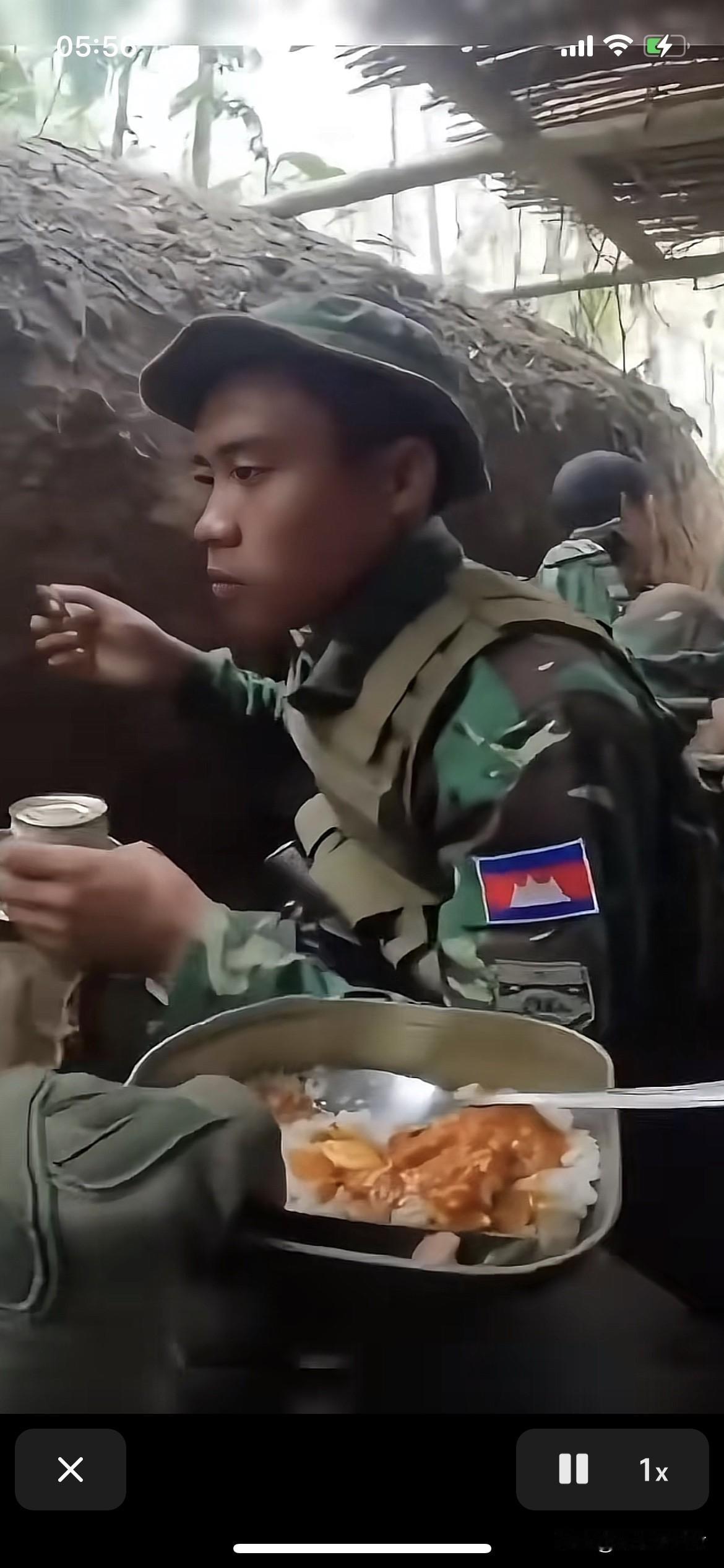 柬埔寨军人在战壕里正吃午饭。他们吃米饭配菜。菜好像是西红柿炒鸡蛋。柬埔寨士兵边吃