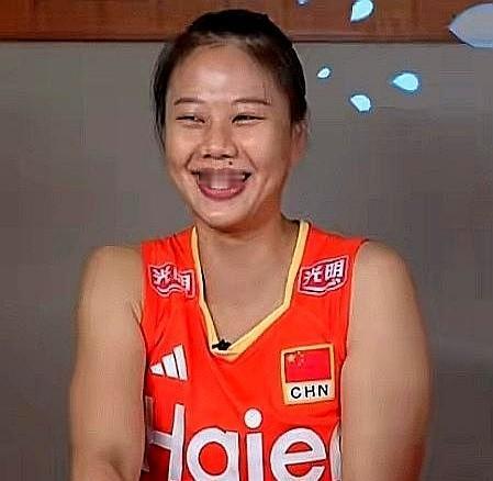 男排垫底那年，球落地没人捡，教练急得拍大腿。
女排靠龚翔宇一人撑起一传、防守、快