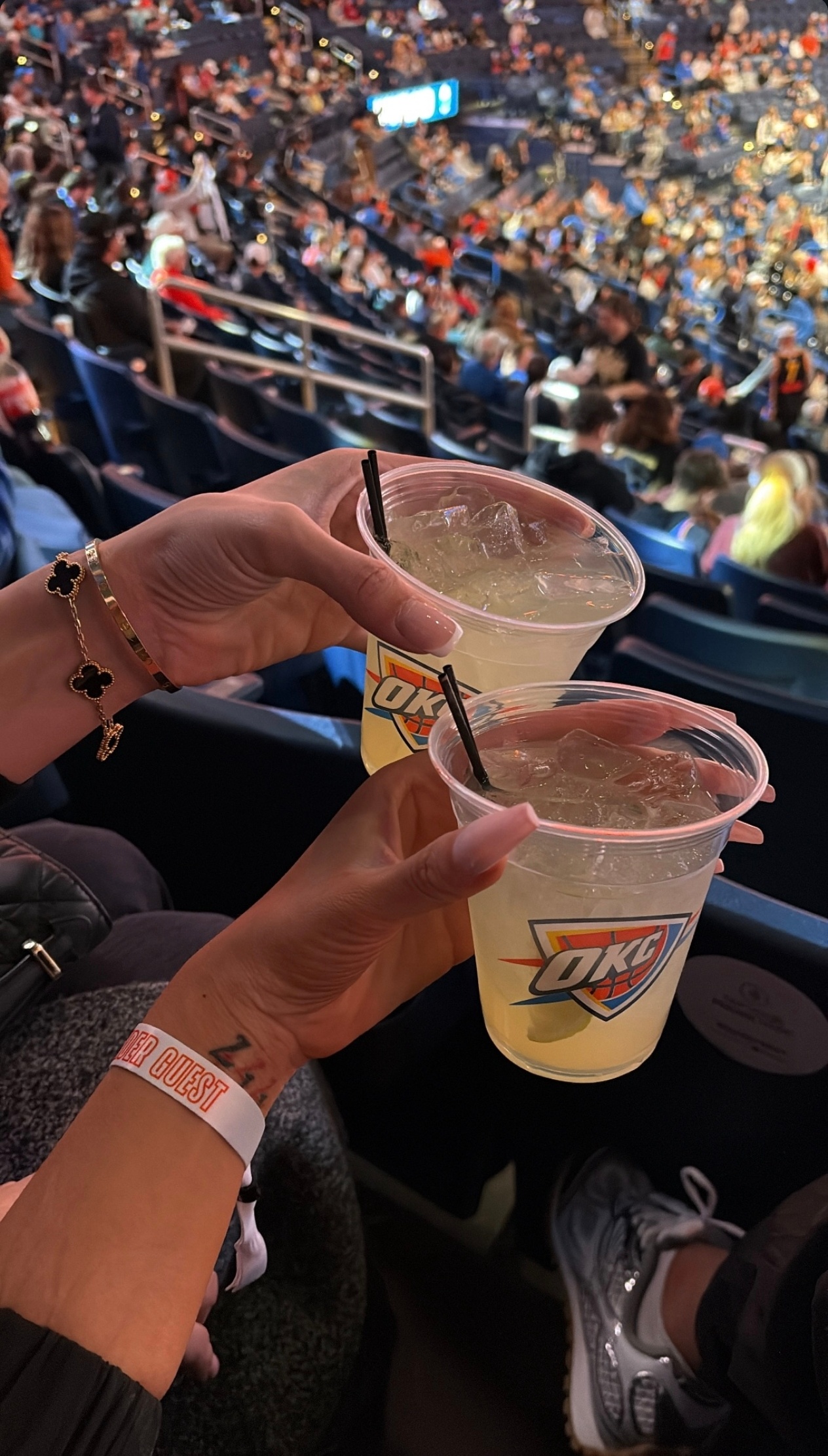 今天以赛亚乔和哈腾的对象都来雷霆主场看球啦！雷霆10连胜亚历山大强的离谱雷霆