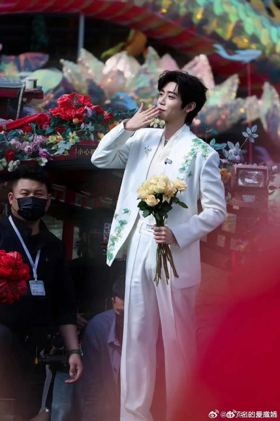 李卿来清明上河园了李卿白西装完全就是我心目中的白马王子呀，能在清明上河园线下看哥