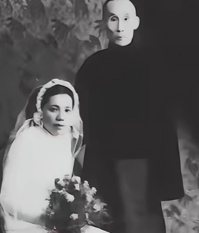 1932年，19岁学霸校花张晓芳，在母亲的强制下，嫁给52岁已婚富豪。张晓芳强忍