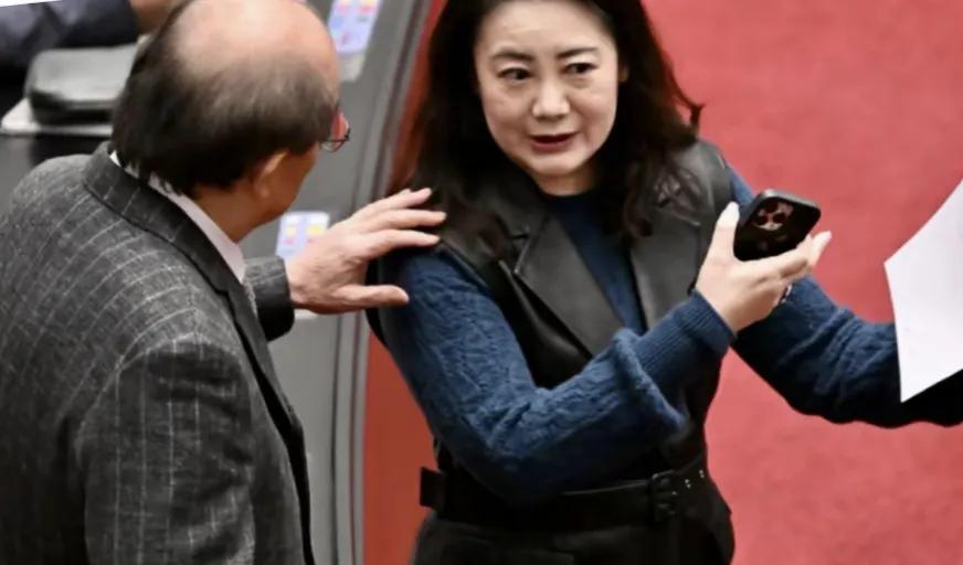 统一还是要靠大陆的武统。从台湾政治的形态来看，民进党已经变本加厉在搞台独，发起大