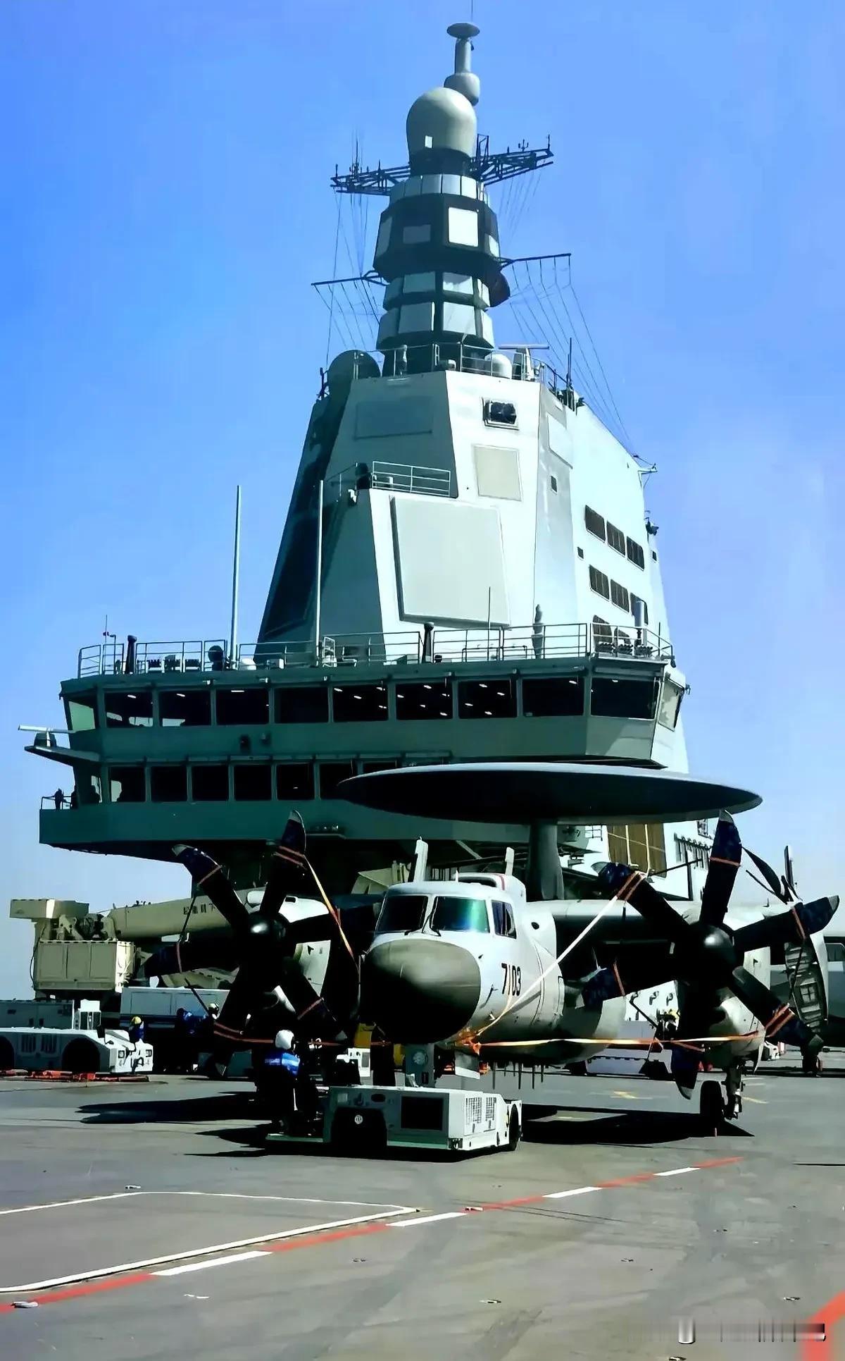 被五花大绑的空警-600。
中国的舰载预警机是六叶桨，美国的是8叶桨。
就是桨叶