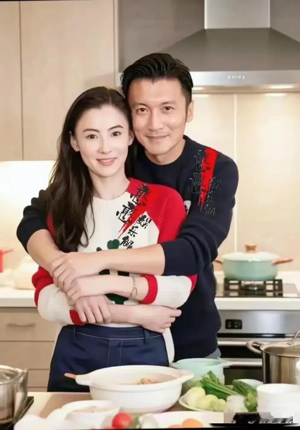 这张照片看着非常温馨，这是早年张柏芝和谢霆锋在厨房里做饭的情景。
帅哥美女，金童