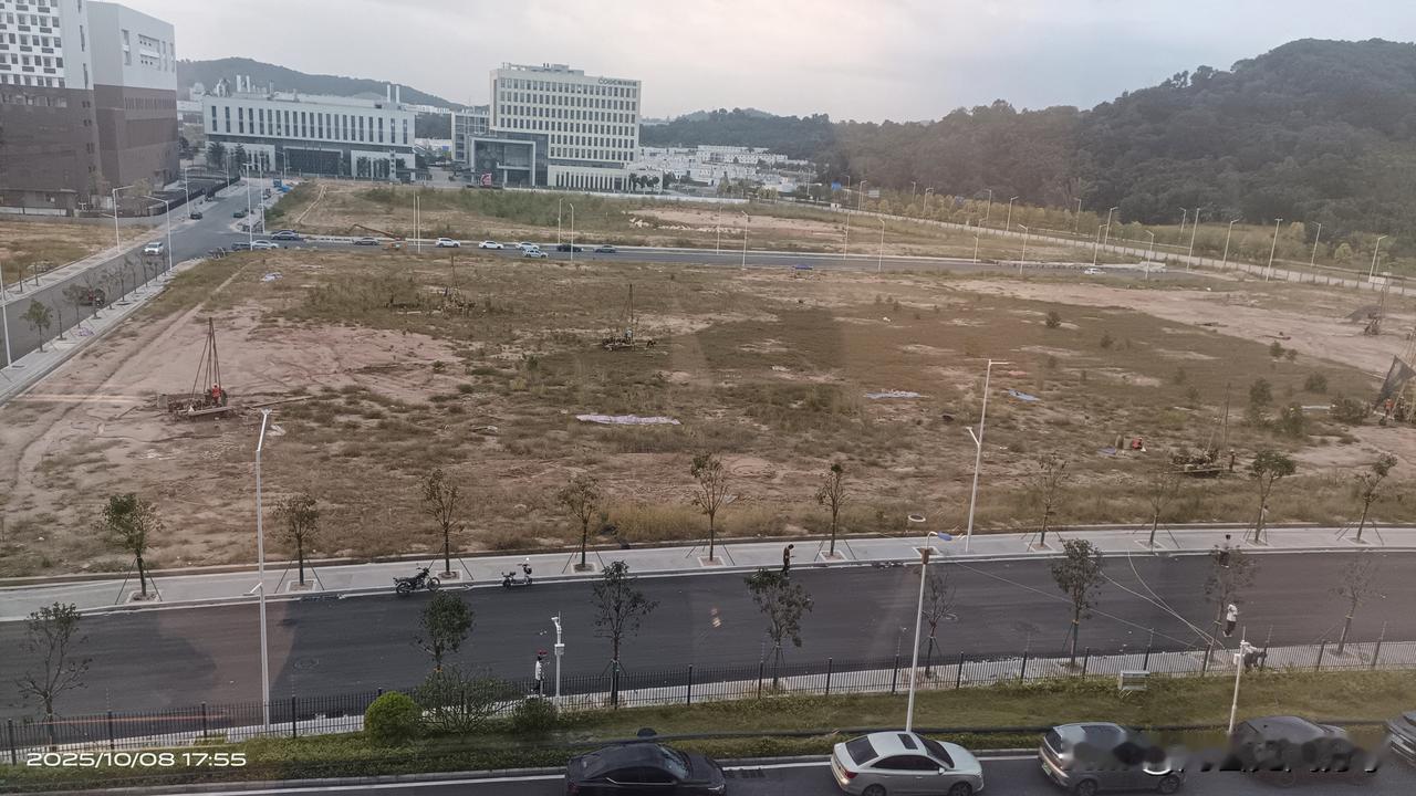 广州知识城的这块空地又要搞什么东西了，现场正在施工，用不了几天这里就有新变化了，