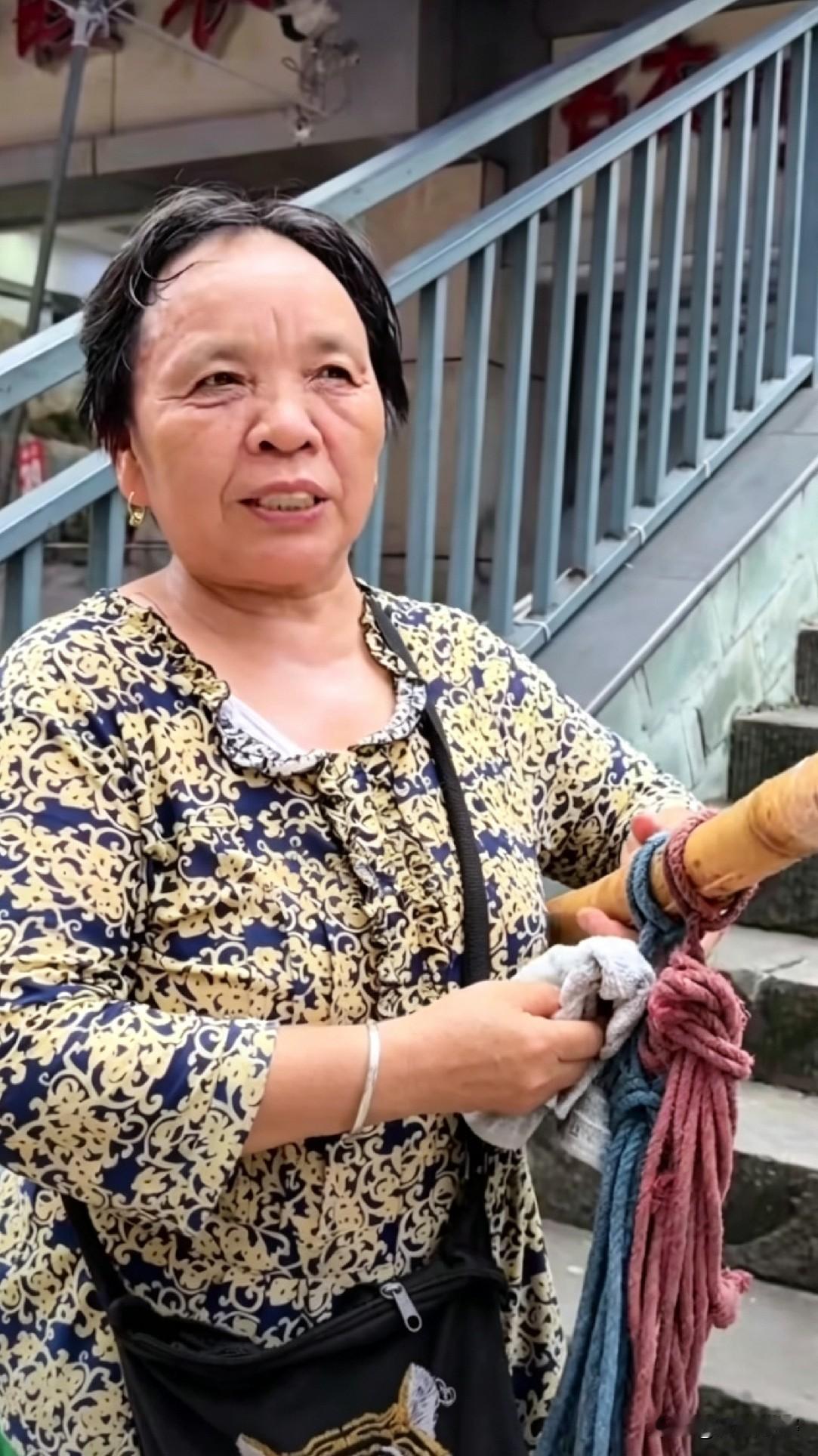 重庆四十多度的大热天，65岁的刘阿姨还在扛着丈夫留下的棒棒讨生活。这不是感人的故