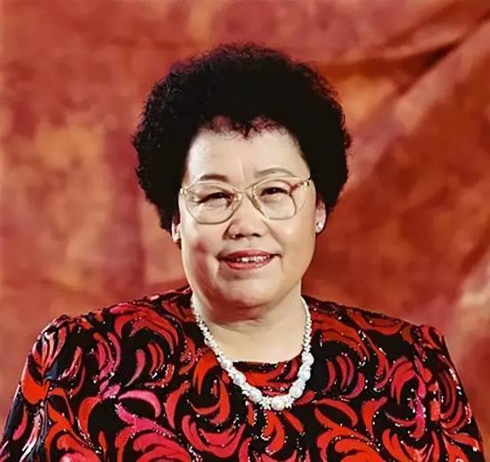 1959年，18岁的陈丽华嫁给了北京电信系统的一位高管，生了1男2女后，夫妻俩和