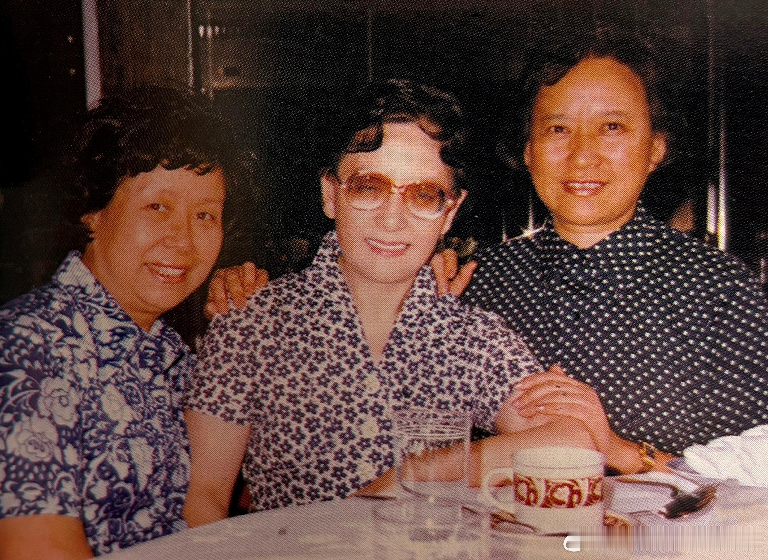 1982年9月朋友聚会合影。左起戚雅仙、徐天红、毕春芳越剧