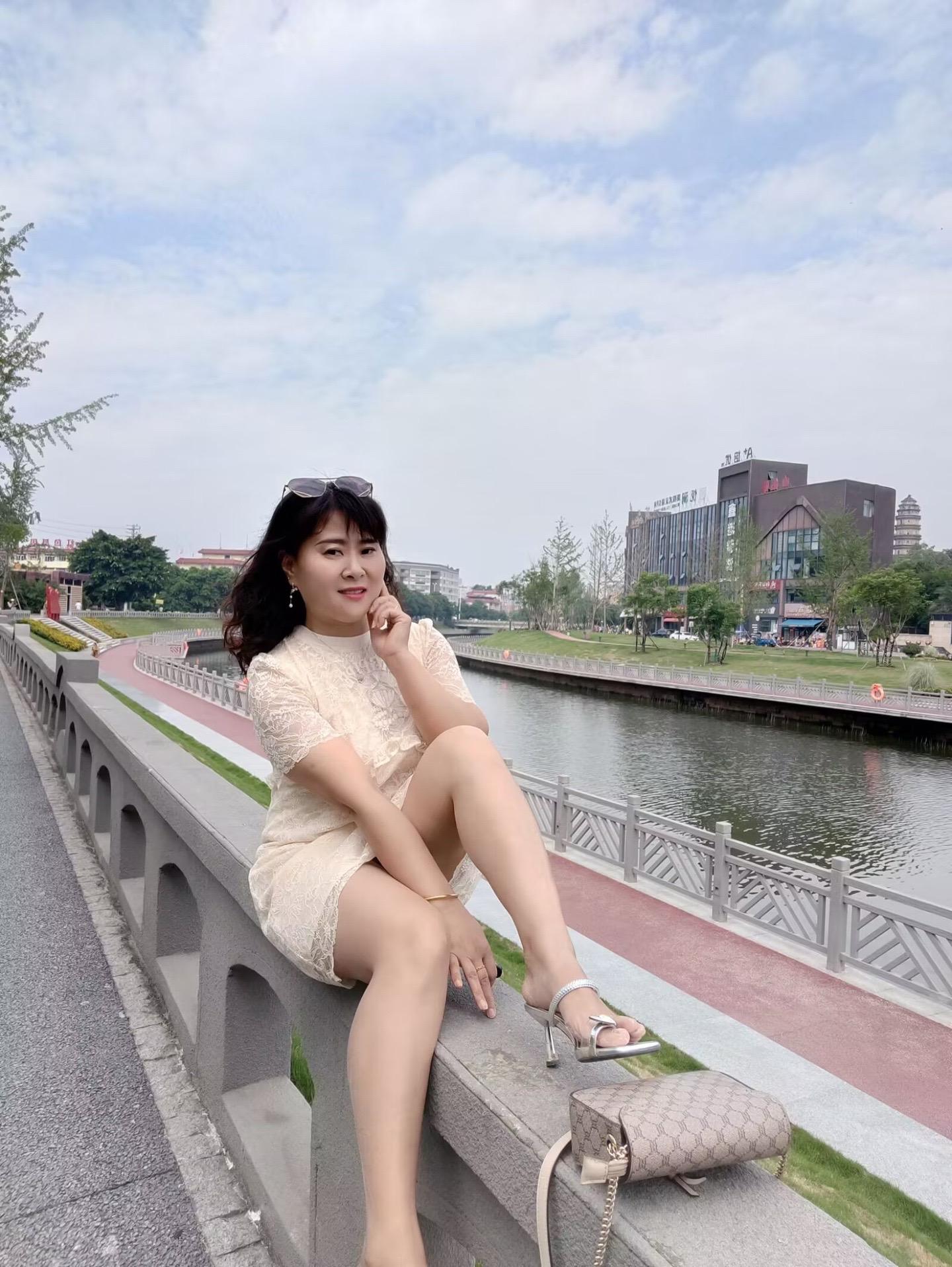 一个女人的一生，最应该学会的不是挣钱，也不是打扮自己，而是无论遇到多大的风雨，都有让自己快乐起来的能力。