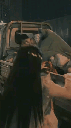这两个女子胆子不小，还敢坐在货车上，这是非常危险的事情，也不知道她们这是图个啥。