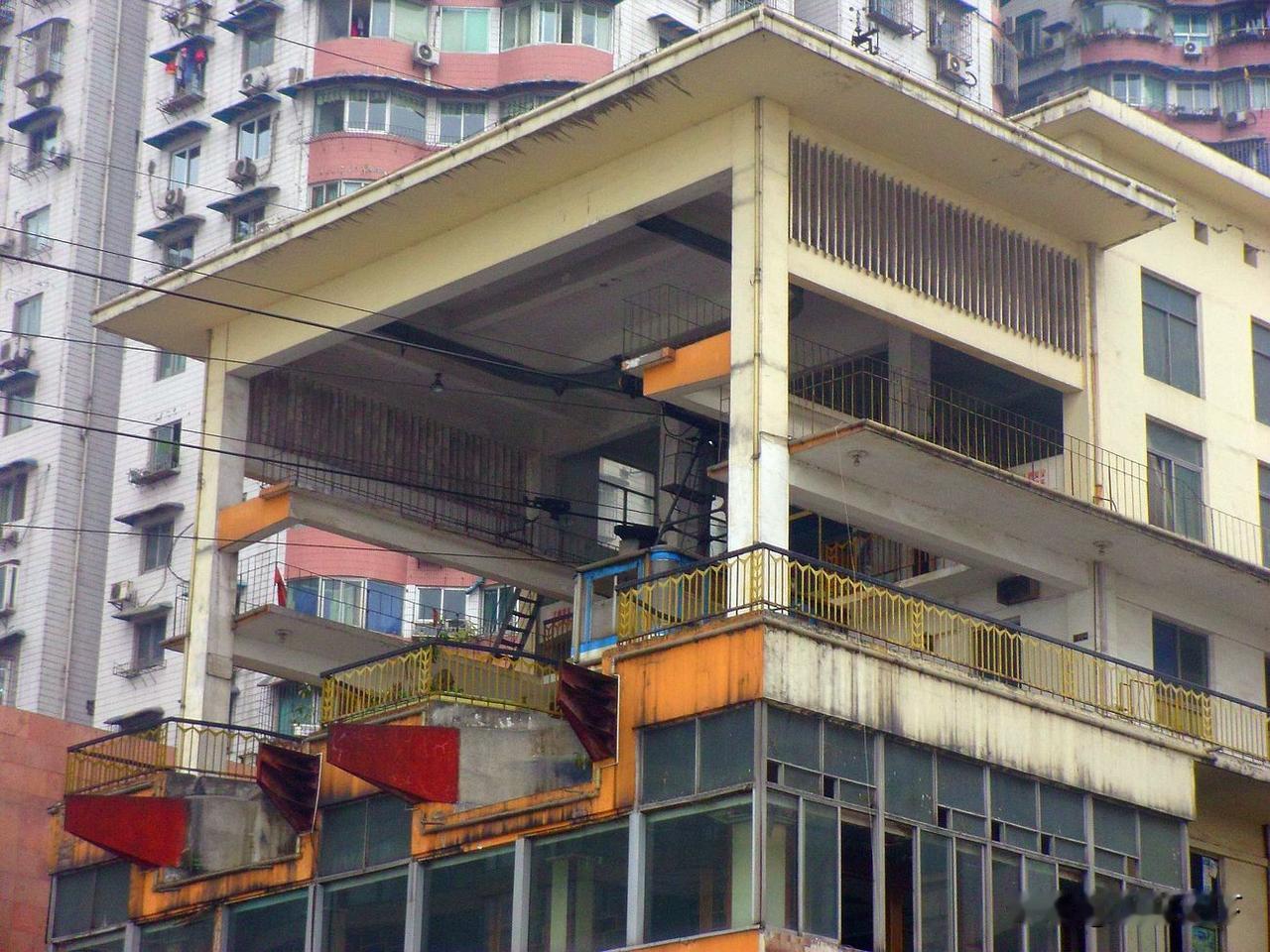 2013年春在重庆渝中区沧白路拍到嘉陵江索道南站，那个时候嘉陵江索道已经停运两年