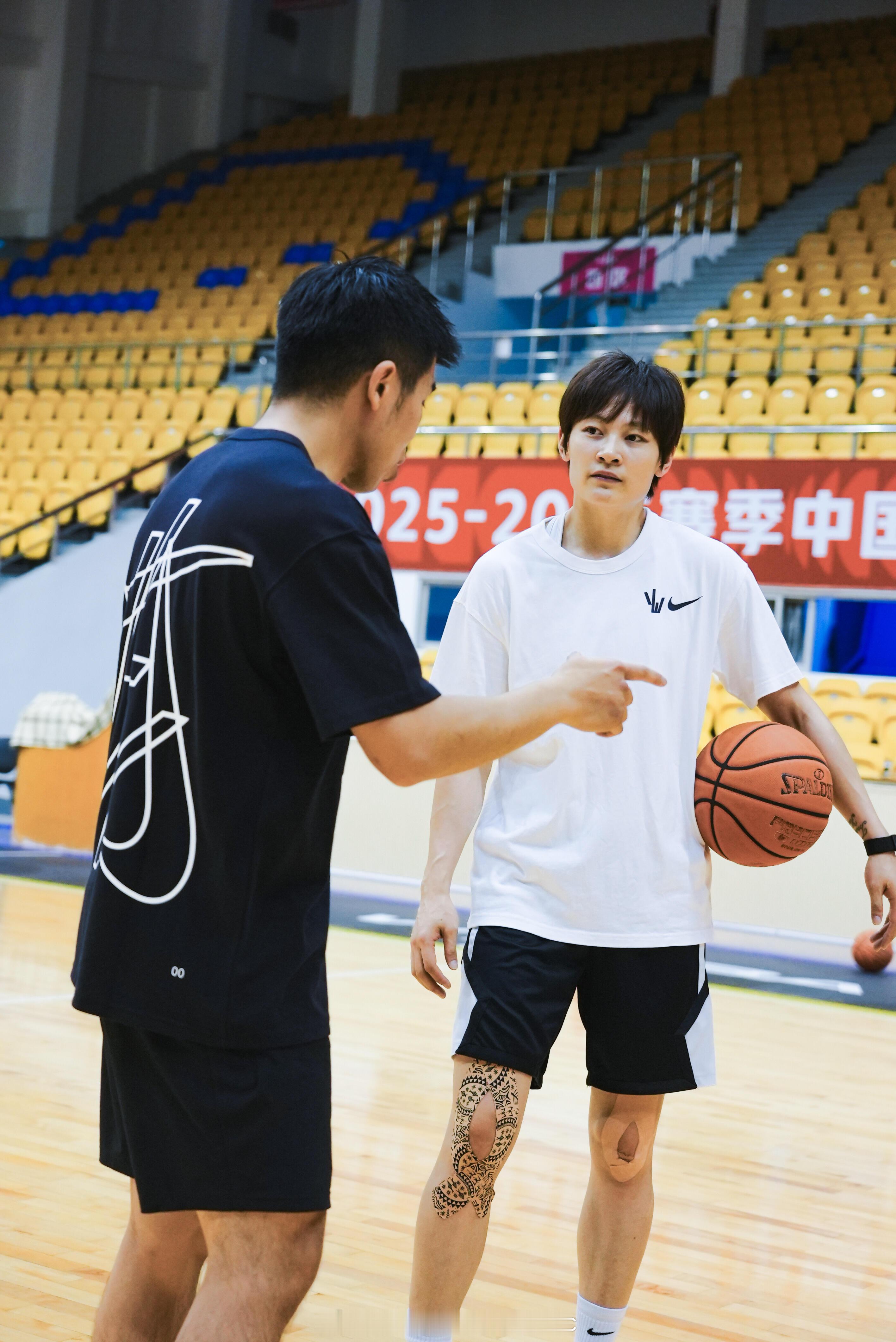 杨力维  📕 训练师-星星 更新小绿鞋 杨力维专属logotee 都是Yic